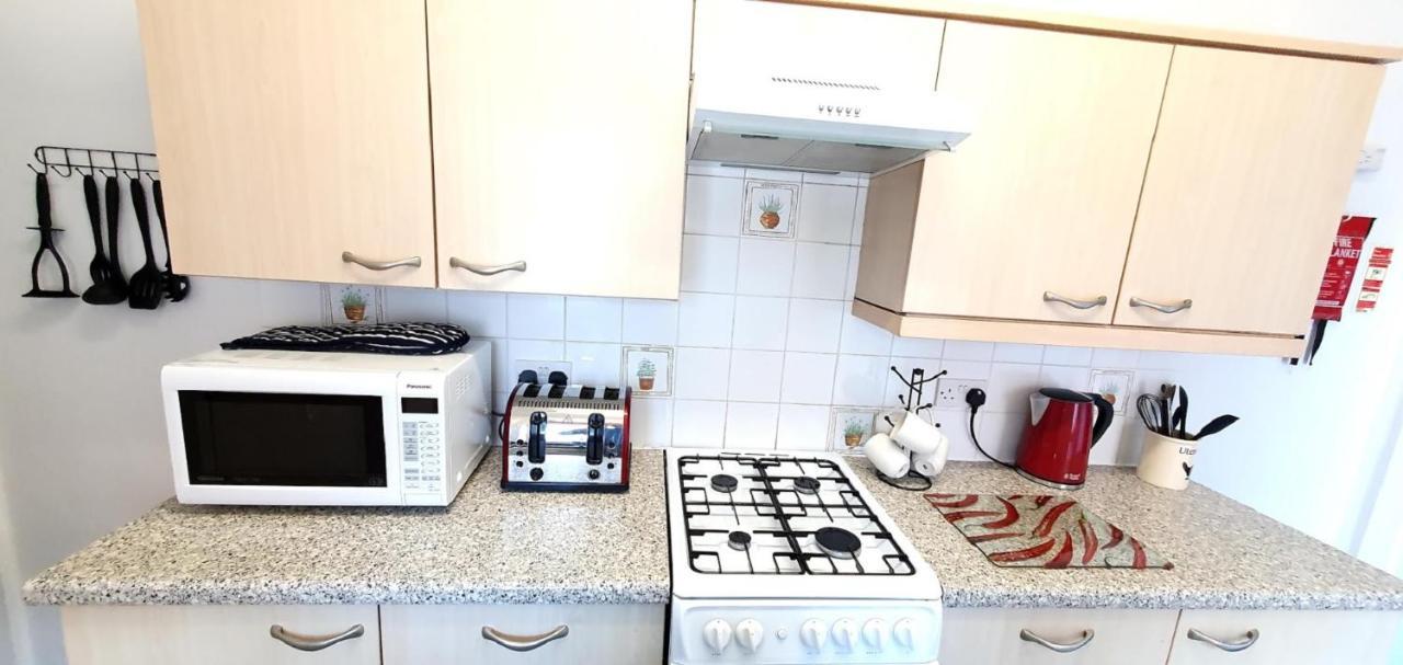 Comfortable Victorian 3 Bedroom Semi-Detached House With Fast Wi-Fi Sittingbourne Exterior photo